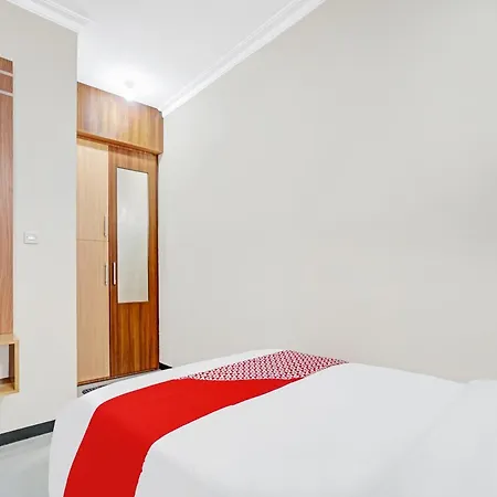 Avisha Guest House Syariah Malang Exterior photo